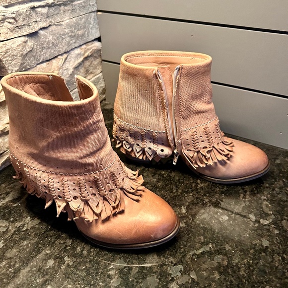 Women's size 6 , Sundance bootie - Picture 1 of 5